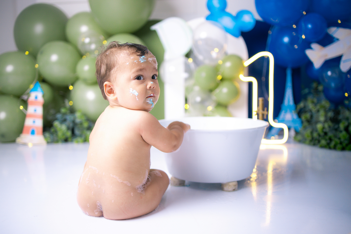 smash the cake, ensaio infantil,, estúdio fotográfico, são caetano do sul, fatia do tempo, fotografia criativa, Disney, mikey, bebê sorrindo, aniversário de 1 ano, ensaio divertido, fotografia de bebê, cores vibrantes, infância feliz, fotos