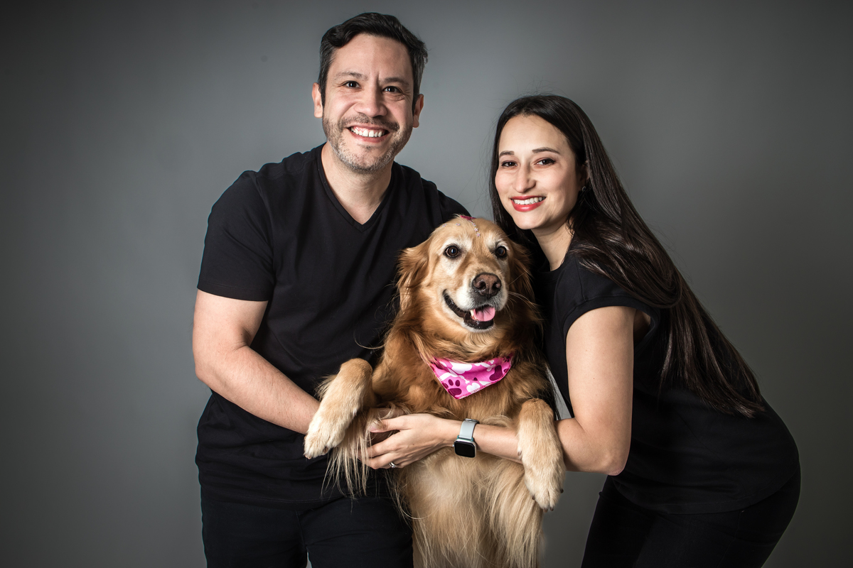 ensaio casal, ensaio pet, casal, amor, ensaio fotográfico, ensaio em estúdio, prewedding, pre casamento, ensaio de casamento, fotos, fotografia, decoração, fotos casa, fotos românticas, Golden, cachorro, ensaio com cachorro