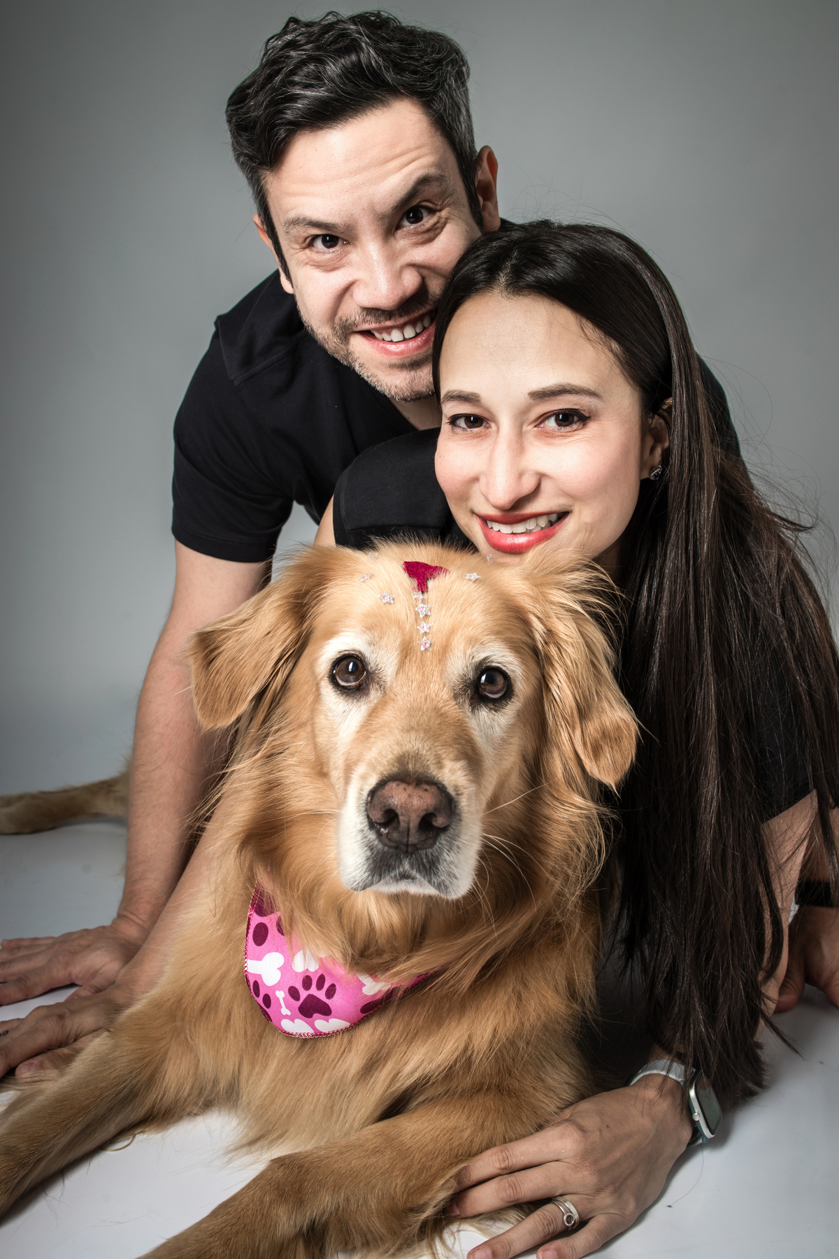 ensaio casal, ensaio pet, casal, amor, ensaio fotográfico, ensaio em estúdio, prewedding, pre casamento, ensaio de casamento, fotos, fotografia, decoração, fotos casa, fotos românticas, Golden, cachorro, ensaio com cachorro
