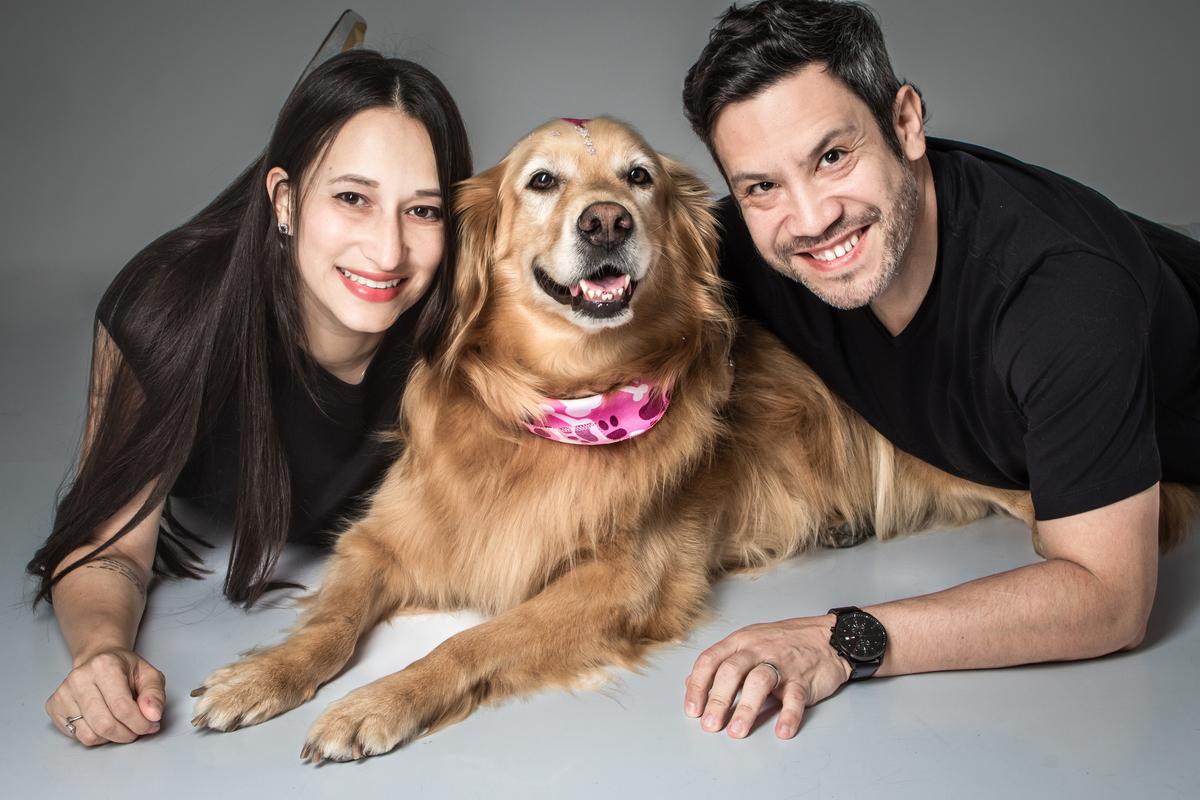 ensaio casal, ensaio pet, casal, amor, ensaio fotográfico, ensaio em estúdio, prewedding, pre casamento, ensaio de casamento, fotos, fotografia, decoração, fotos casa, fotos românticas, Golden, cachorro, ensaio com cachorro