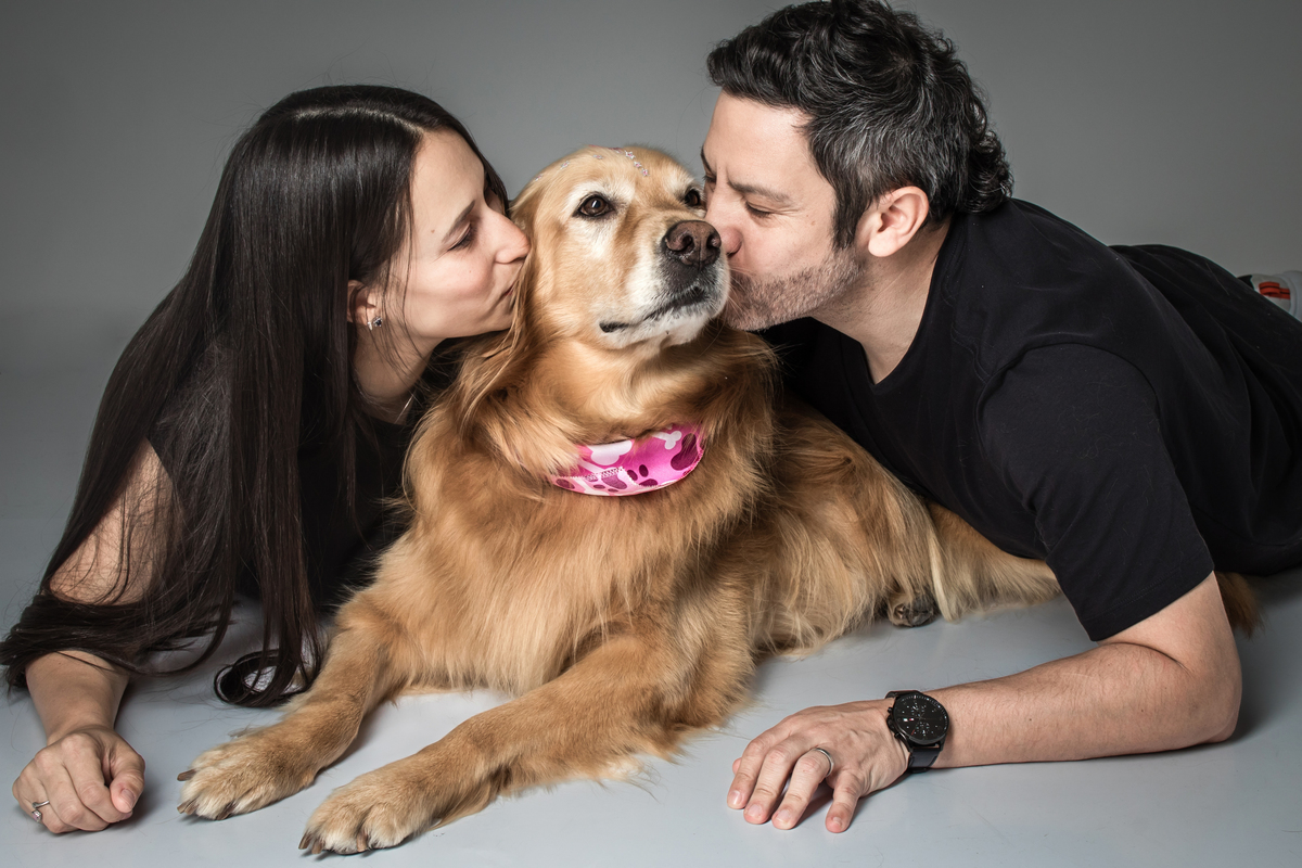 ensaio casal, ensaio pet, casal, amor, ensaio fotográfico, ensaio em estúdio, prewedding, pre casamento, ensaio de casamento, fotos, fotografia, decoração, fotos casa, fotos românticas, Golden, cachorro, ensaio com cachorro