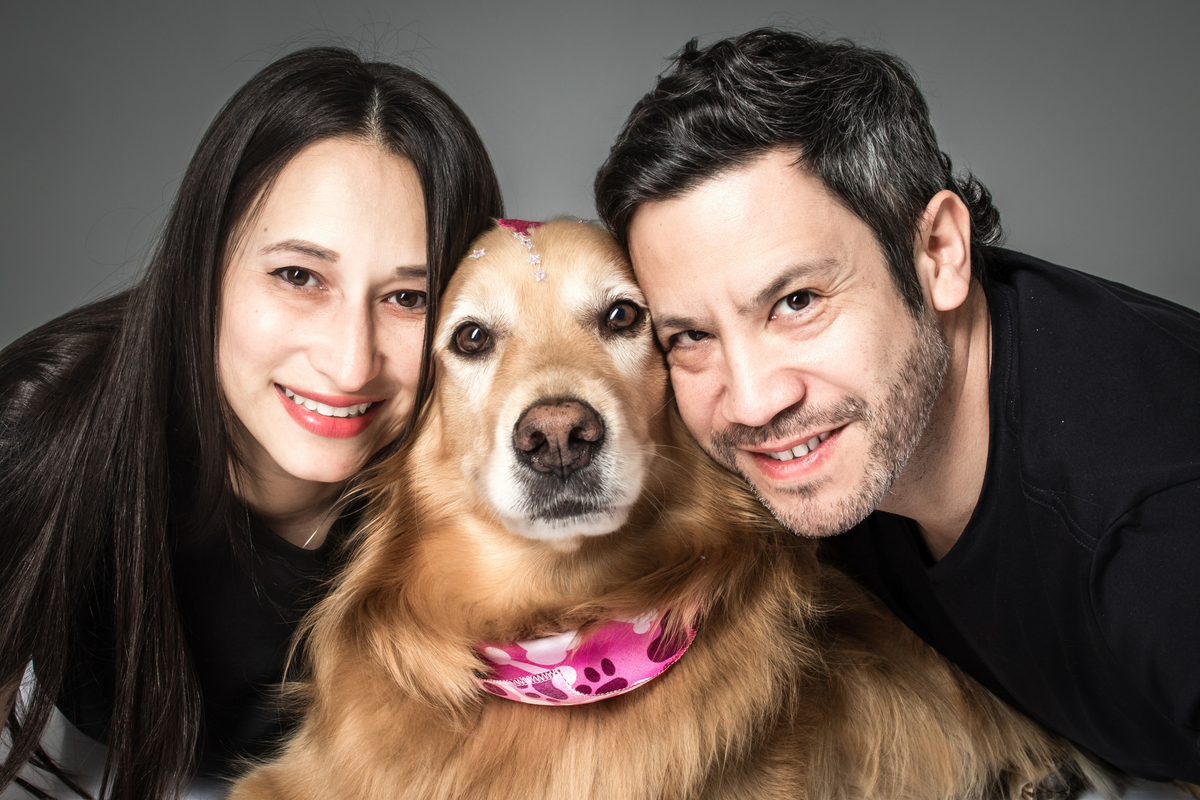 vensaio casal, ensaio pet, casal, amor, ensaio fotográfico, ensaio em estúdio, prewedding, pre casamento, ensaio de casamento, fotos, fotografia, decoração, fotos casa, fotos românticas, Golden, cachorro, ensaio com cachorro