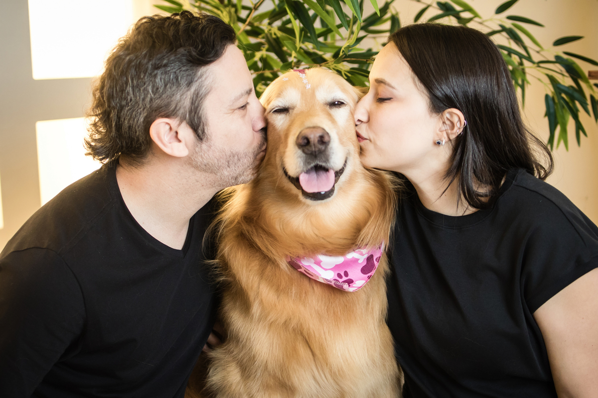 ensaio casal, ensaio pet, casal, amor, ensaio fotográfico, ensaio em estúdio, prewedding, pre casamento, ensaio de casamento, fotos, fotografia, decoração, fotos casa, fotos românticas, Golden, cachensaio casal, ensaio pet, casal,orro, ensaio com cachorro