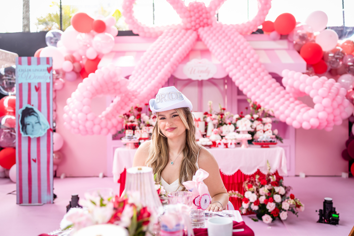 cha de lingerie, despedida de solteira, amizades, noiva, casamento, decoração de festa, celebração, bolo, doces de festa, momentos felizes, festa, despedida, casamento, decoração feminina, rosa, mãe.