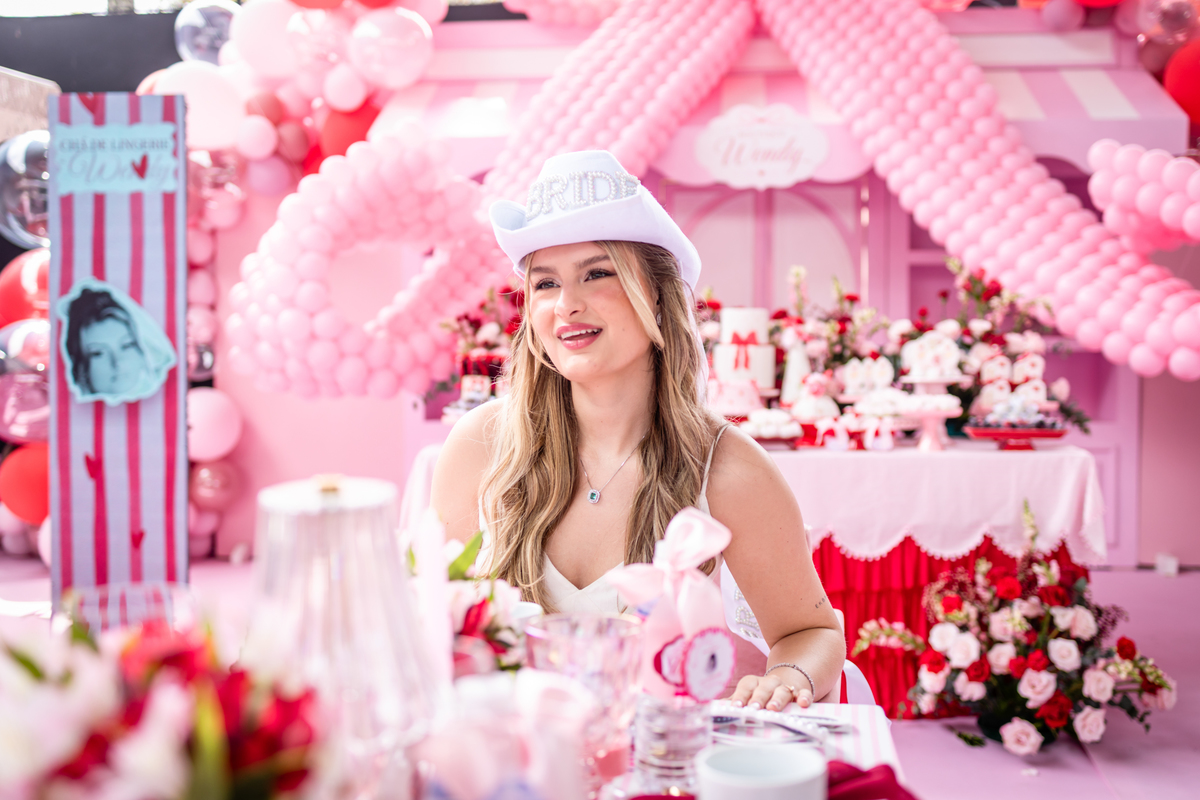 cha de lingerie, despedida de solteira, amizades, noiva, casamento, decoração de festa, celebração, bolo, doces de festa, momentos felizes, festa, despedida, casamento, decoração feminina, rosa, mãe.
