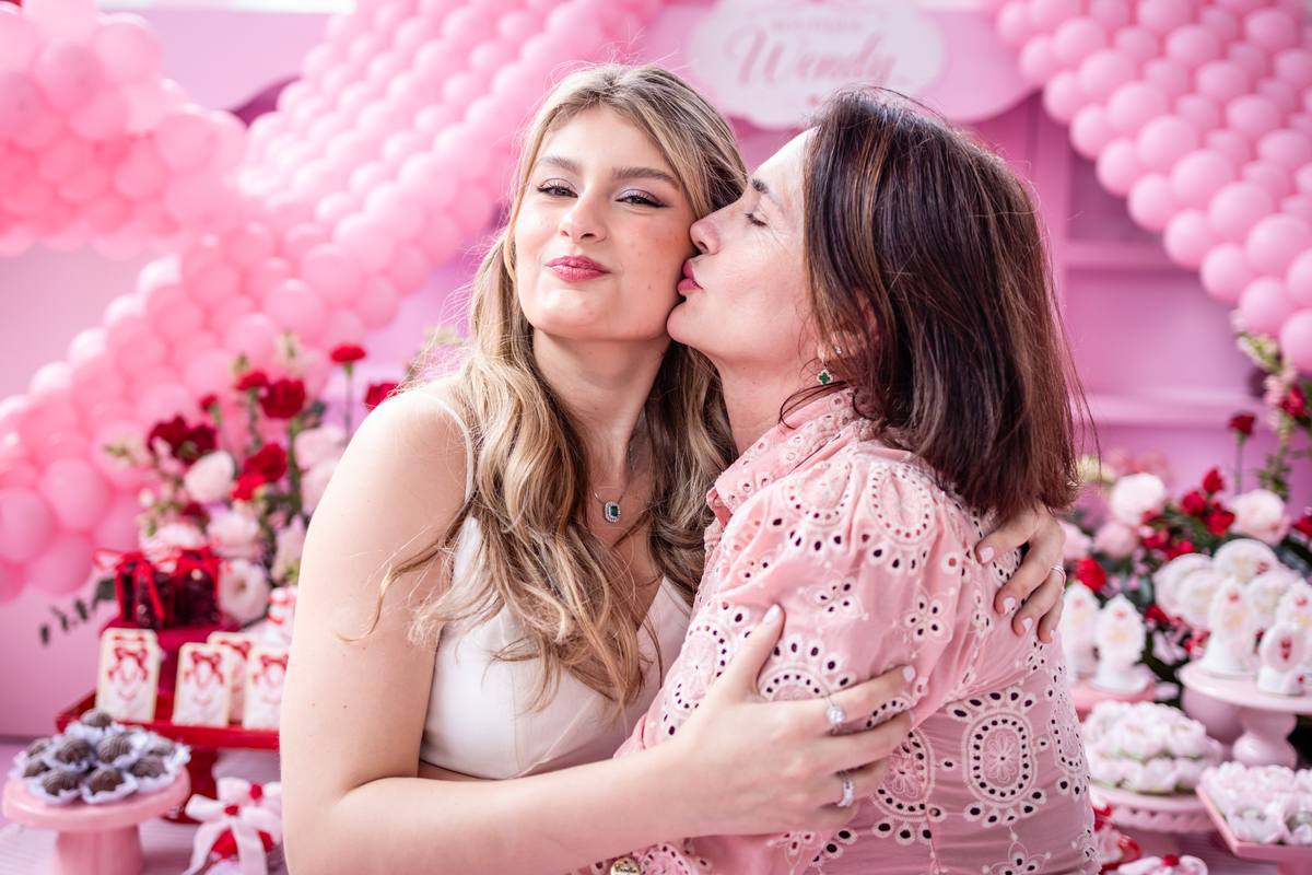 cha de lingerie, despedida de solteira, amizades, noiva, casamento, decoração de festa, celebração, bolo, doces de festa, momentos felizes, festa, despedida, casamento, decoração feminina, rosa, mãe.