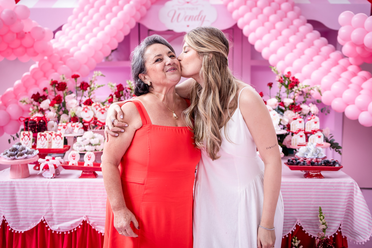 cha de lingerie, despedida de solteira, amizades, noiva, casamento, decoração de festa, celebração, bolo, doces de festa, momentos felizes, festa, despedida, casamento, decoração feminina, rosa, mãe.