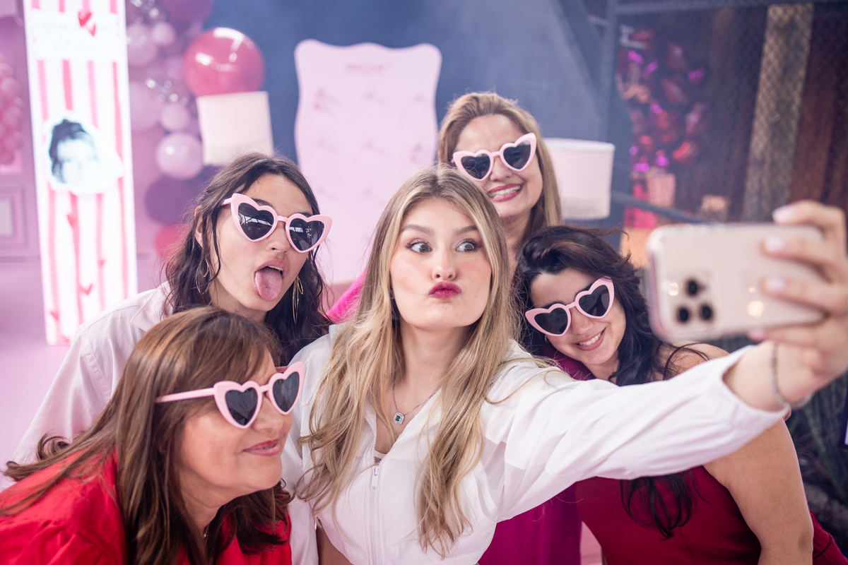 cha de lingerie, despedida de solteira, amizades, noiva, casamento, decoração de festa, celebração, bolo, doces de festa, momentos felizes, festa, despedida, casamento, decoração feminina, rosa, mãe.