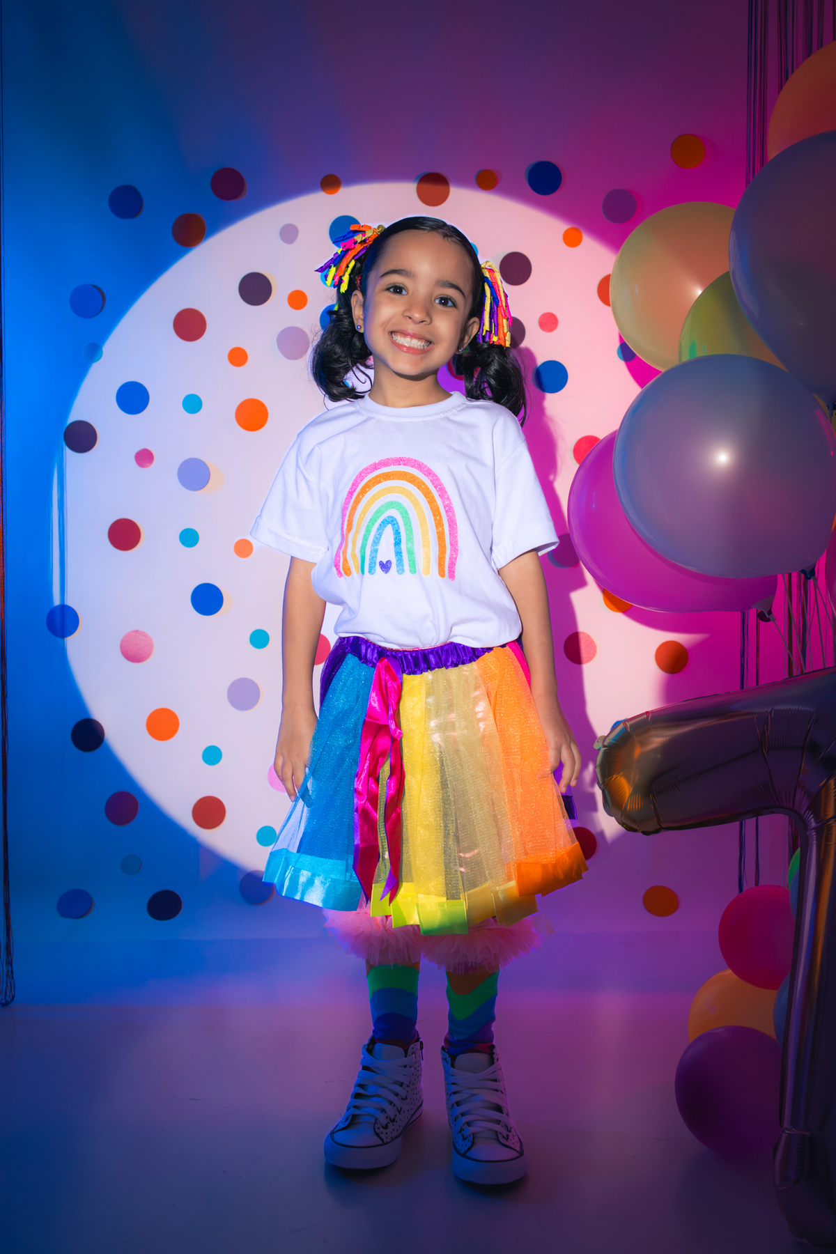 Ensaio infantil, aniversario infantil, 7 anos, ensaio de 7 anos, aniversario de criança, fotografia infantil, fotografia colorida, ensaio confetes, cenário fotográfico, cenário para ensaio. 