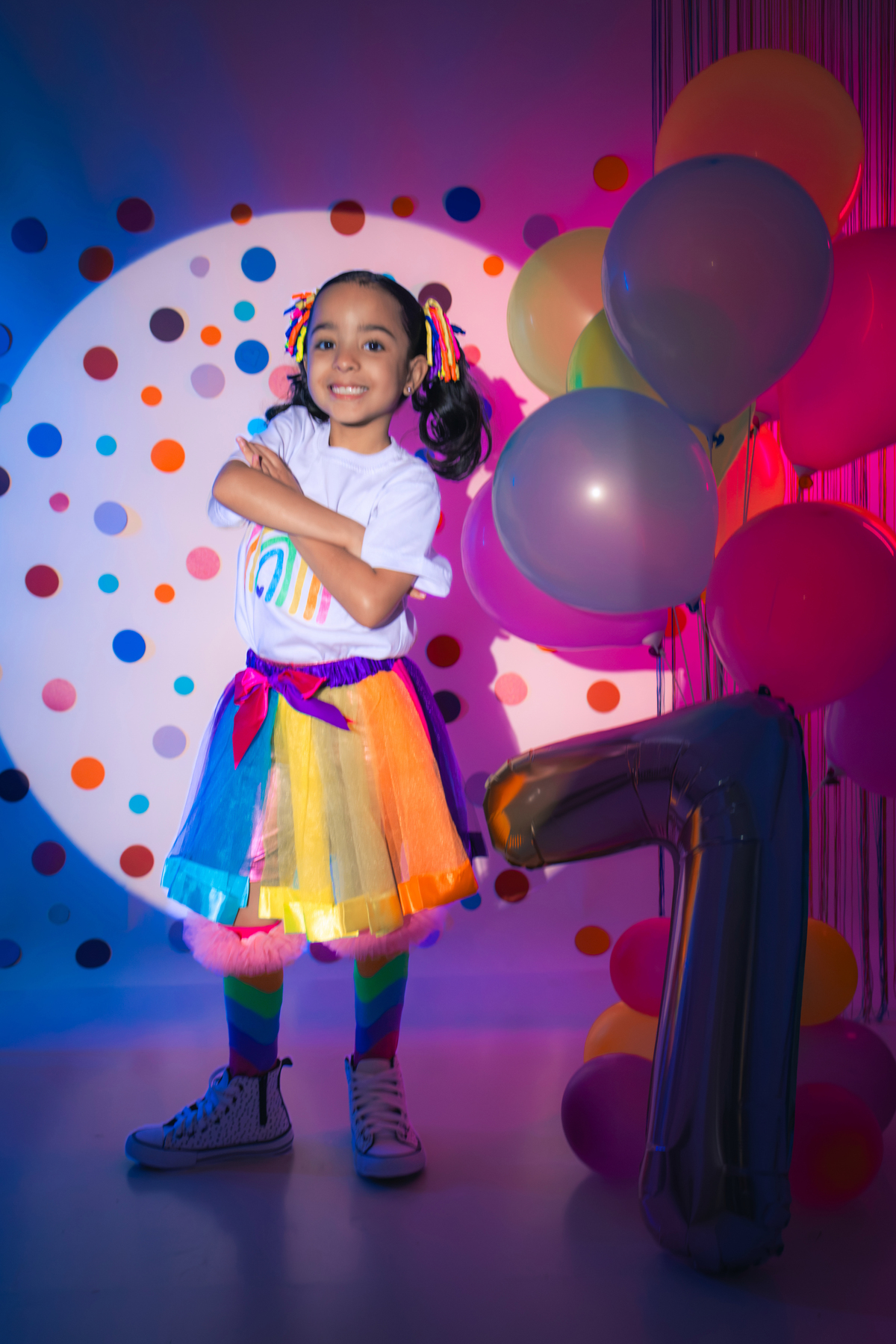 Ensaio infantil, aniversario infantil, 7 anos, ensaio de 7 anos, aniversario de criança, fotografia infantil, fotografia colorida, ensaio confetes, cenário fotográfico, cenário para ensaio. 