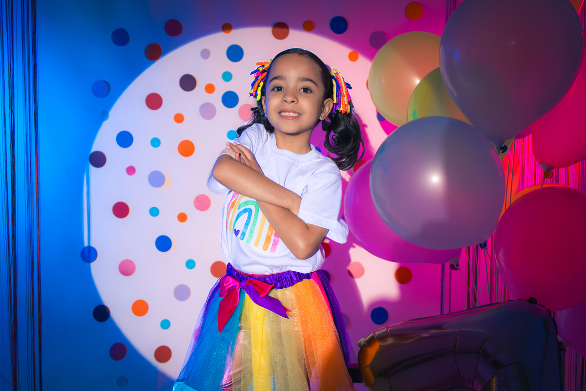 Ensaio infantil, aniversario infantil, 7 anos, ensaio de 7 anos, aniversario de criança, fotografia infantil, fotografia colorida, ensaio confetes, cenário fotográfico, cenário para ensaio. 
