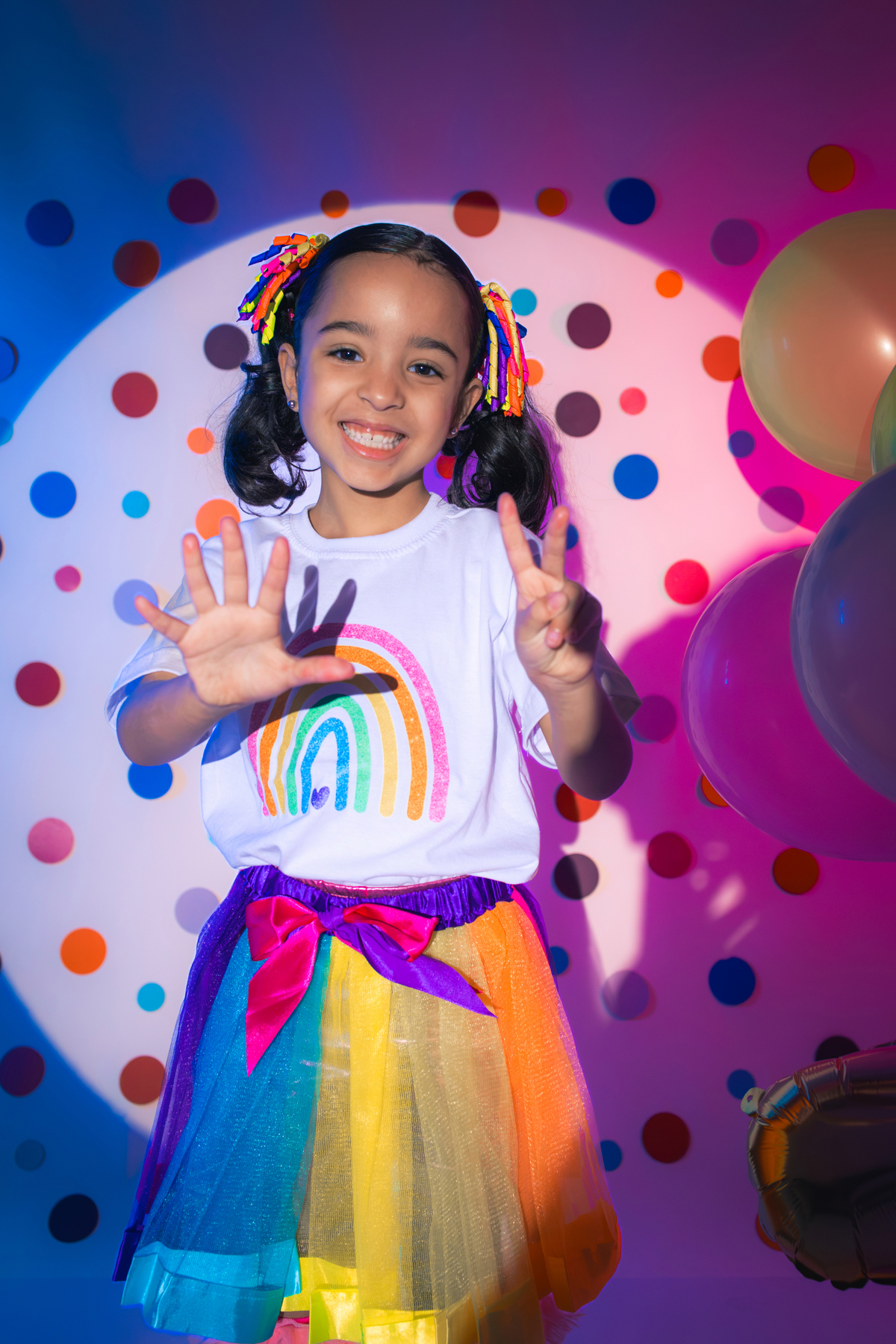 Ensaio infantil, aniversario infantil, 7 anos, ensaio de 7 anos, aniversario de criança, fotografia infantil, fotografia colorida, ensaio confetes, cenário fotográfico, cenário para ensaio. 