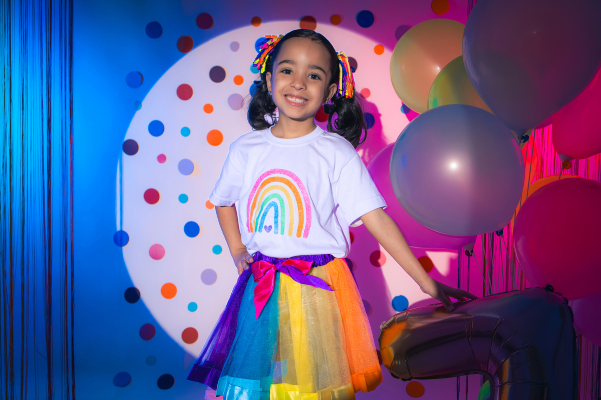 Ensaio infantil, aniversario infantil, 7 anos, ensaio de 7 anos, aniversario de criança, fotografia infantil, fotografia colorida, ensaio confetes, cenário fotográfico, cenário para ensaio. 