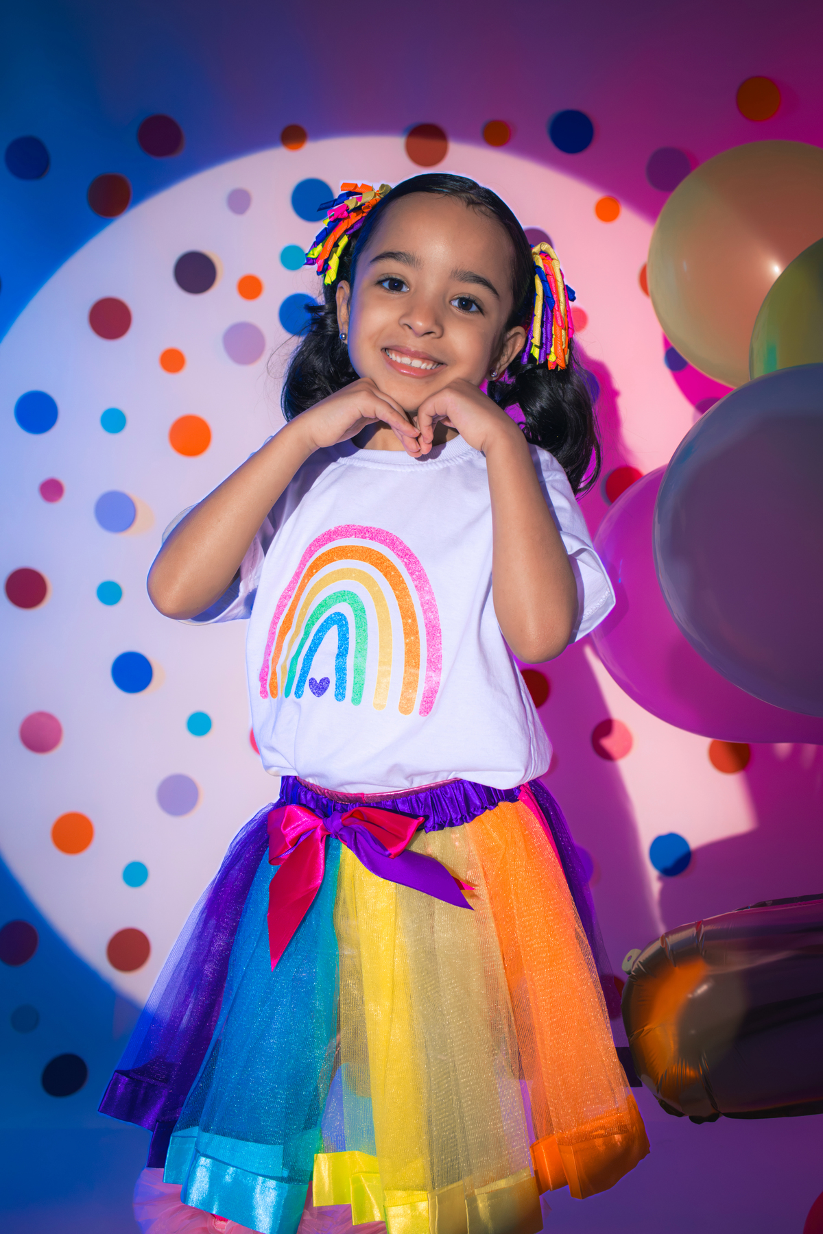 Ensaio infantil, aniversario infantil, 7 anos, ensaio de 7 anos, aniversario de criança, fotografia infantil, fotografia colorida, ensaio confetes, cenário fotográfico, cenário para ensaio. 