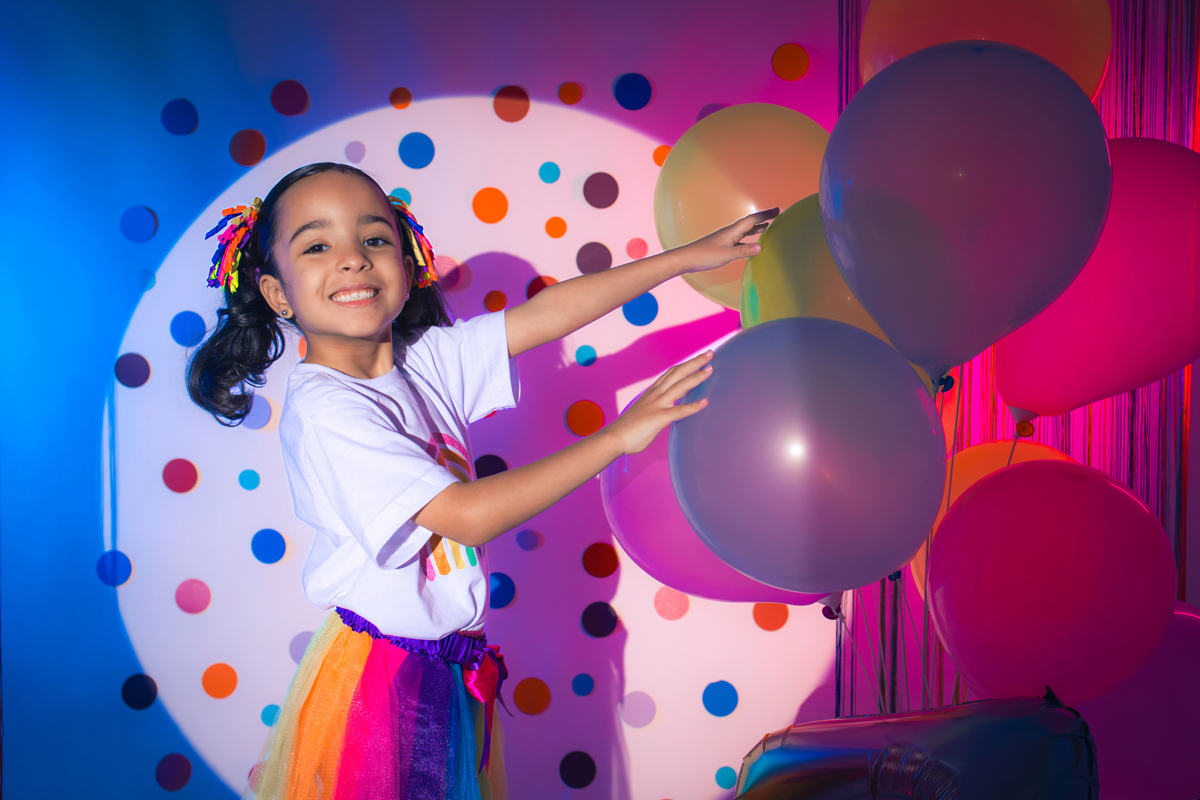 Ensaio infantil, aniversario infantil, 7 anos, ensaio de 7 anos, aniversario de criança, fotografia infantil, fotografia colorida, ensaio confetes, cenário fotográfico, cenário para ensaio. 