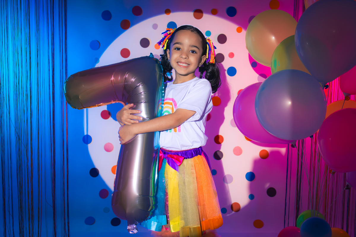 Ensaio infantil, aniversario infantil, 7 anos, ensaio de 7 anos, aniversario de criança, fotografia infantil, fotografia colorida, ensaio confetes, cenário fotográfico, cenário para ensaio. 