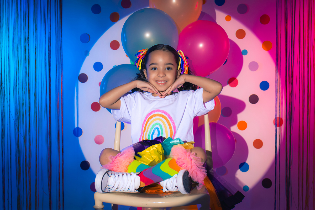 Ensaio infantil, aniversario infantil, 7 anos, ensaio de 7 anos, aniversario de criança, fotografia infantil, fotografia colorida, ensaio confetes, cenário fotográfico, cenário para ensaio. 