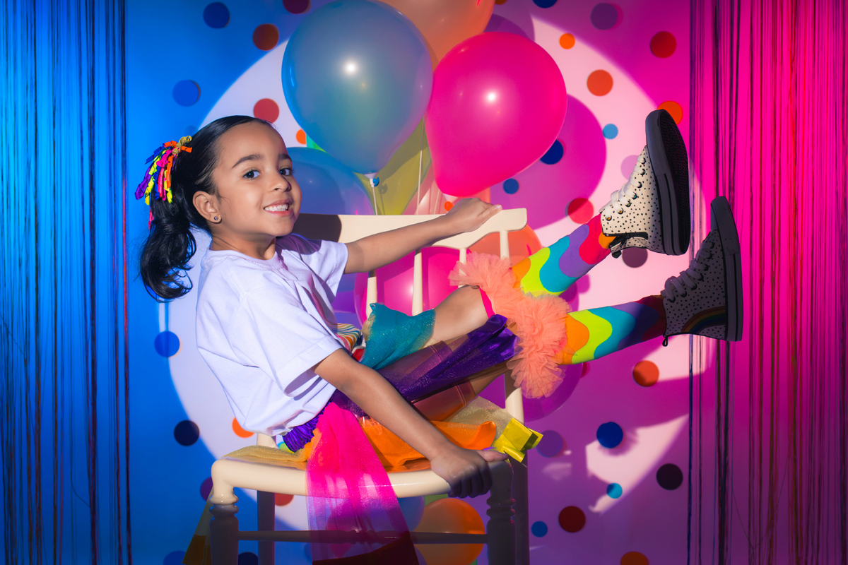Ensaio infantil, aniversario infantil, 7 anos, ensaio de 7 anos, aniversario de criança, fotografia infantil, fotografia colorida, ensaio confetes, cenário fotográfico, cenário para ensaio. 