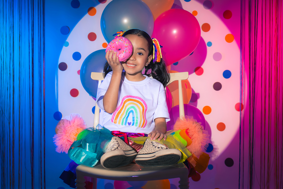Ensaio infantil, aniversario infantil, 7 anos, ensaio de 7 anos, aniversario de criança, fotografia infantil, fotografia colorida, ensaio confetes, cenário fotográfico, cenário para ensaio. 