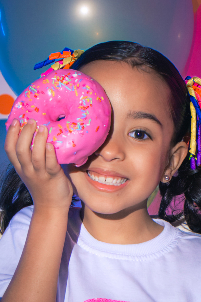 Ensaio infantil, aniversario infantil, 7 anos, ensaio de 7 anos, aniversario de criança, fotografia infantil, fotografia colorida, ensaio confetes, cenário fotográfico, cenário para ensaio. 