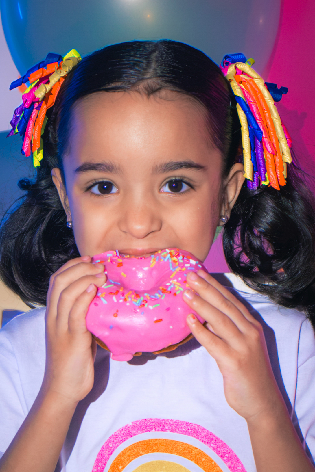 Ensaio infantil, aniversario infantil, 7 anos, ensaio de 7 anos, aniversario de criança, fotografia infantil, fotografia colorida, ensaio confetes, cenário fotográfico, cenário para ensaio. 