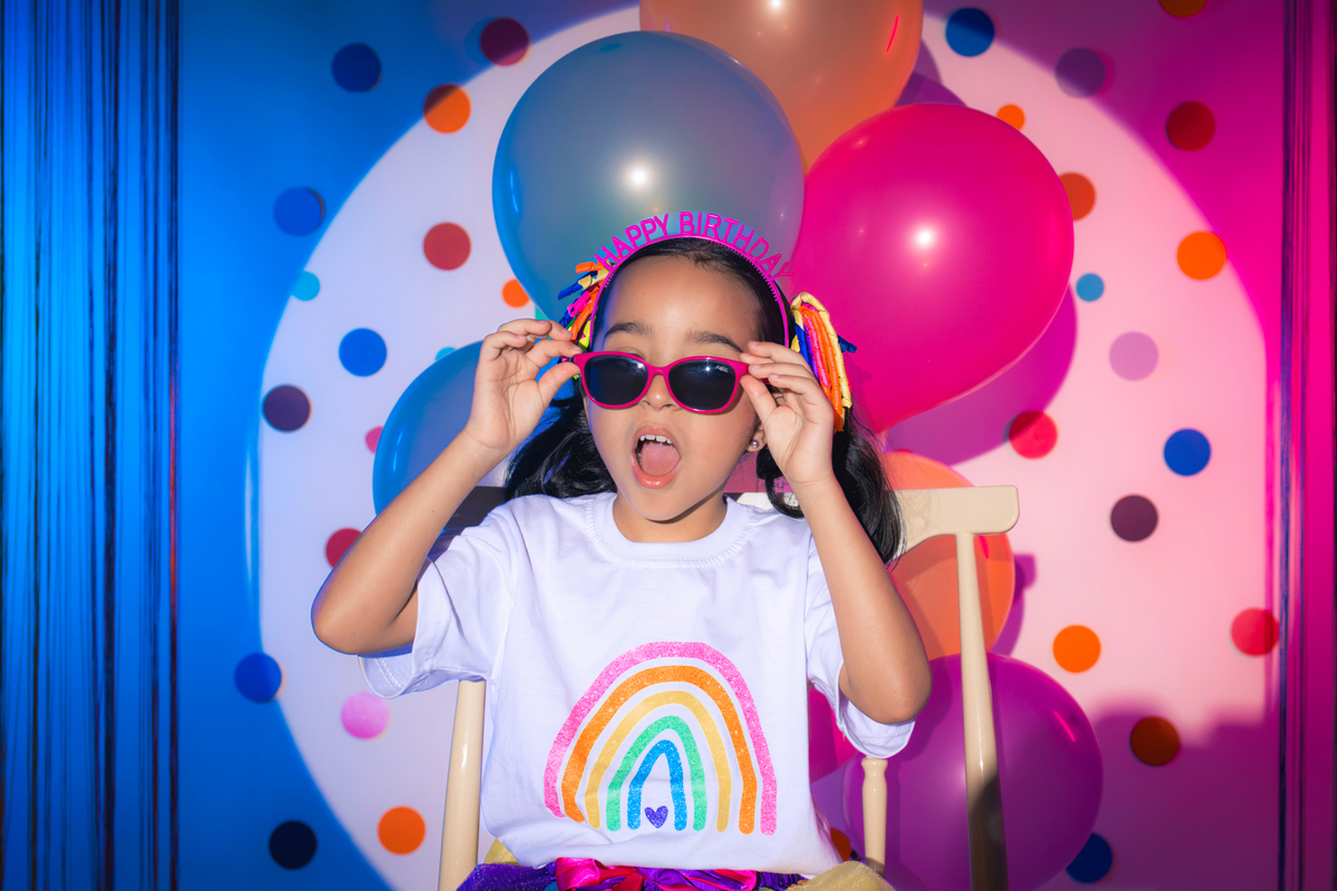 Ensaio infantil, aniversario infantil, 7 anos, ensaio de 7 anos, aniversario de criança, fotografia infantil, fotografia colorida, ensaio confetes, cenário fotográfico, cenário para ensaio. 