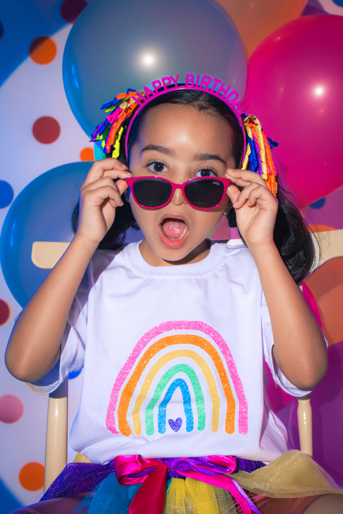 Ensaio infantil, aniversario infantil, 7 anos, ensaio de 7 anos, aniversario de criança, fotografia infantil, fotografia colorida, ensaio confetes, cenário fotográfico, cenário para ensaio. 