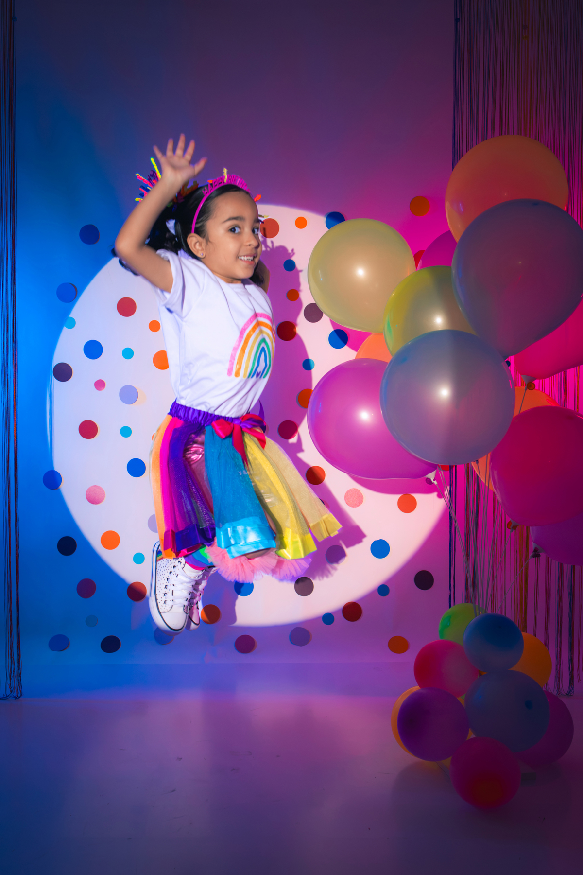 Ensaio infantil, aniversario infantil, 7 anos, ensaio de 7 anos, aniversario de criança, fotografia infantil, fotografia colorida, ensaio confetes, cenário fotográfico, cenário para ensaio. 