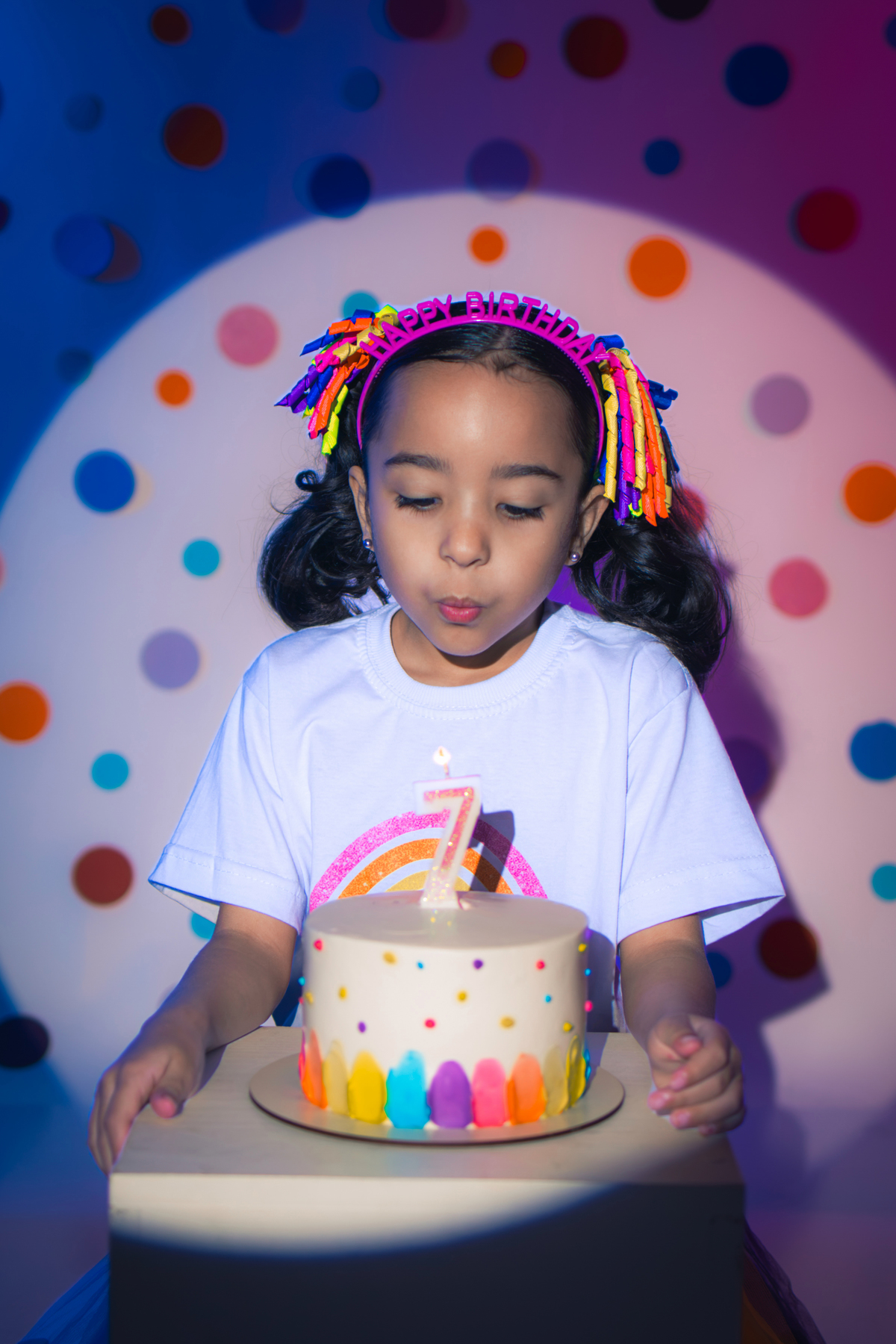Ensaio infantil, aniversario infantil, 7 anos, ensaio de 7 anos, aniversario de criança, fotografia infantil, fotografia colorida, ensaio confetes, cenário fotográfico, cenário para ensaio. 