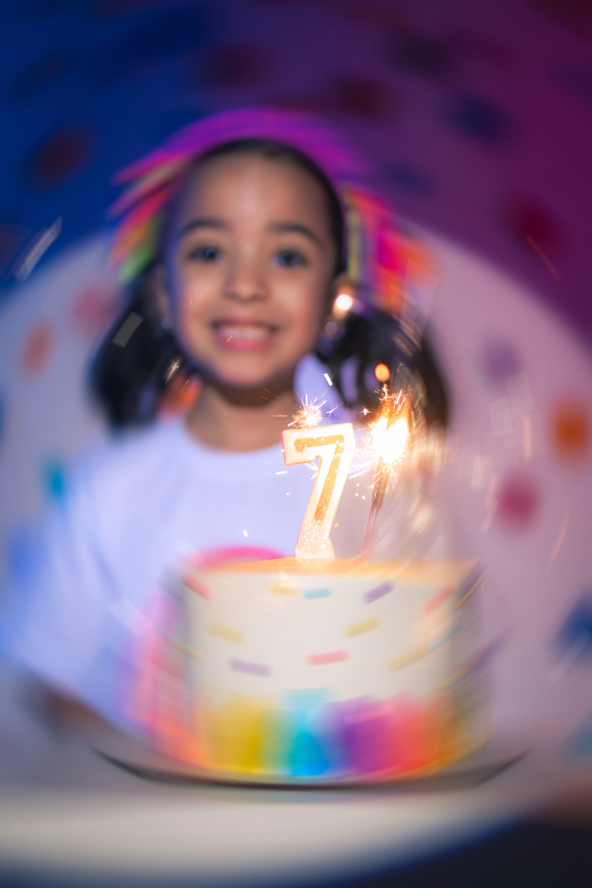 Ensaio infantil, aniversario infantil, 7 anos, ensaio de 7 anos, aniversario de criança, fotografia infantil, fotografia colorida, ensaio confetes, cenário fotográfico, cenário para ensaio. 