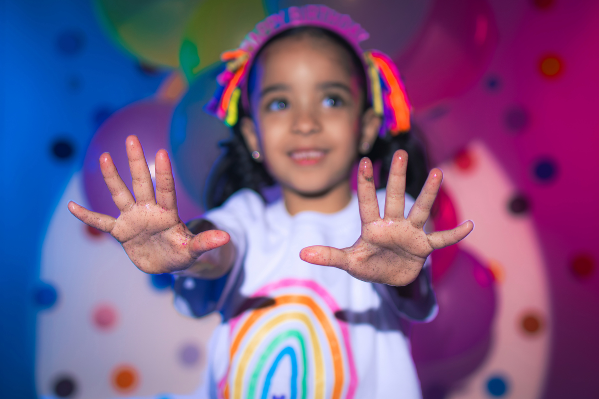 Ensaio infantil, aniversario infantil, 7 anos, ensaio de 7 anos, aniversario de criança, fotografia infantil, fotografia colorida, ensaio confetes, cenário fotográfico, cenário para ensaio. 