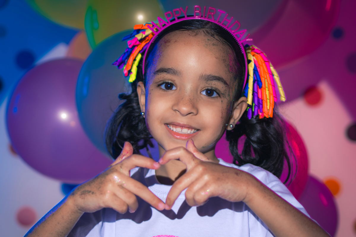Ensaio infantil, aniversario infantil, 7 anos, ensaio de 7 anos, aniversario de criança, fotografia infantil, fotografia colorida, ensaio confetes, cenário fotográfico, cenário para ensaio. 