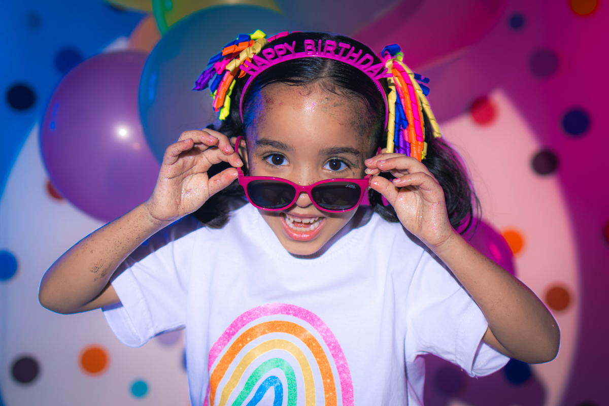 Ensaio infantil, aniversario infantil, 7 anos, ensaio de 7 anos, aniversario de criança, fotografia infantil, fotografia colorida, ensaio confetes, cenário fotográfico, cenário para ensaio. 