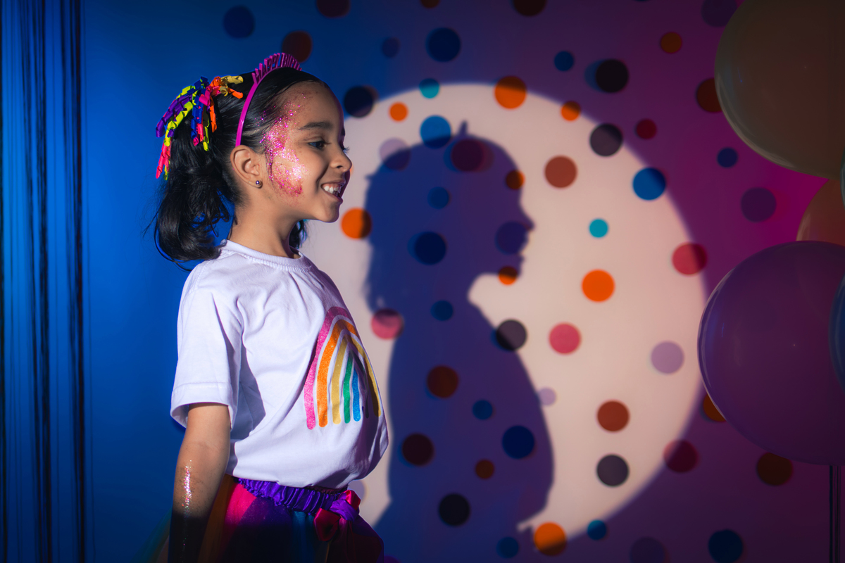 Ensaio infantil, aniversario infantil, 7 anos, ensaio de 7 anos, aniversario de criança, fotografia infantil, fotografia colorida, ensaio confetes, cenário fotográfico, cenário para ensaio. 