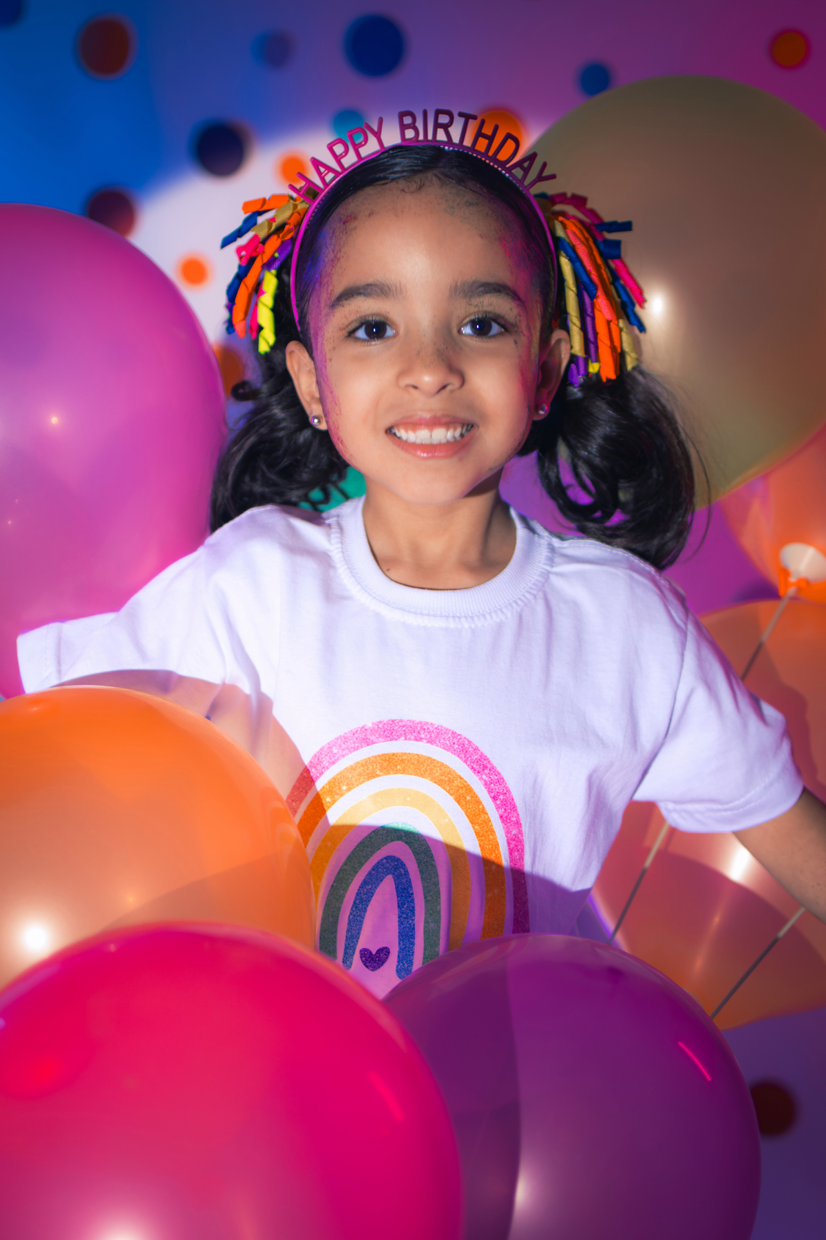 Ensaio infantil, aniversario infantil, 7 anos, ensaio de 7 anos, aniversario de criança, fotografia infantil, fotografia colorida, ensaio confetes, cenário fotográfico, cenário para ensaio. 