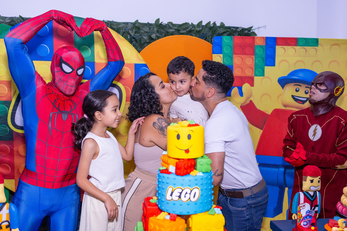 aniversario 7 anos, aniversario 4 anos, aniversario infantil, festa de criança, diversão, festa temática, lego, homem aranha, personagens, familia, momentos felizes, decoração de festa, parabéns, festa de aniversário, fotografia infantil, fotografia de fe