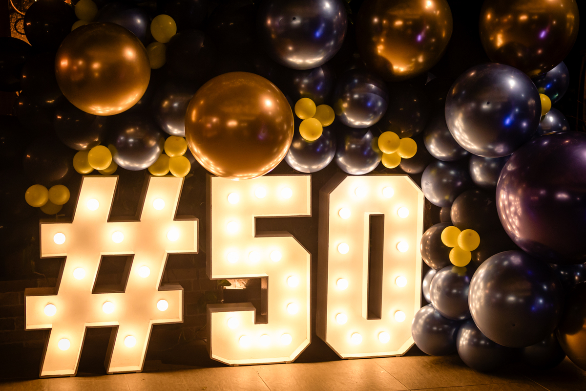 50 anos, aniversário adulto, aniversário 50 anos, celebração, festa de 50 anos, festa, decoração de festa, festa moderna, enfeites de festa, festa com requinte, fotografia de eventos, fotografia aniversário, fotografia familia, 