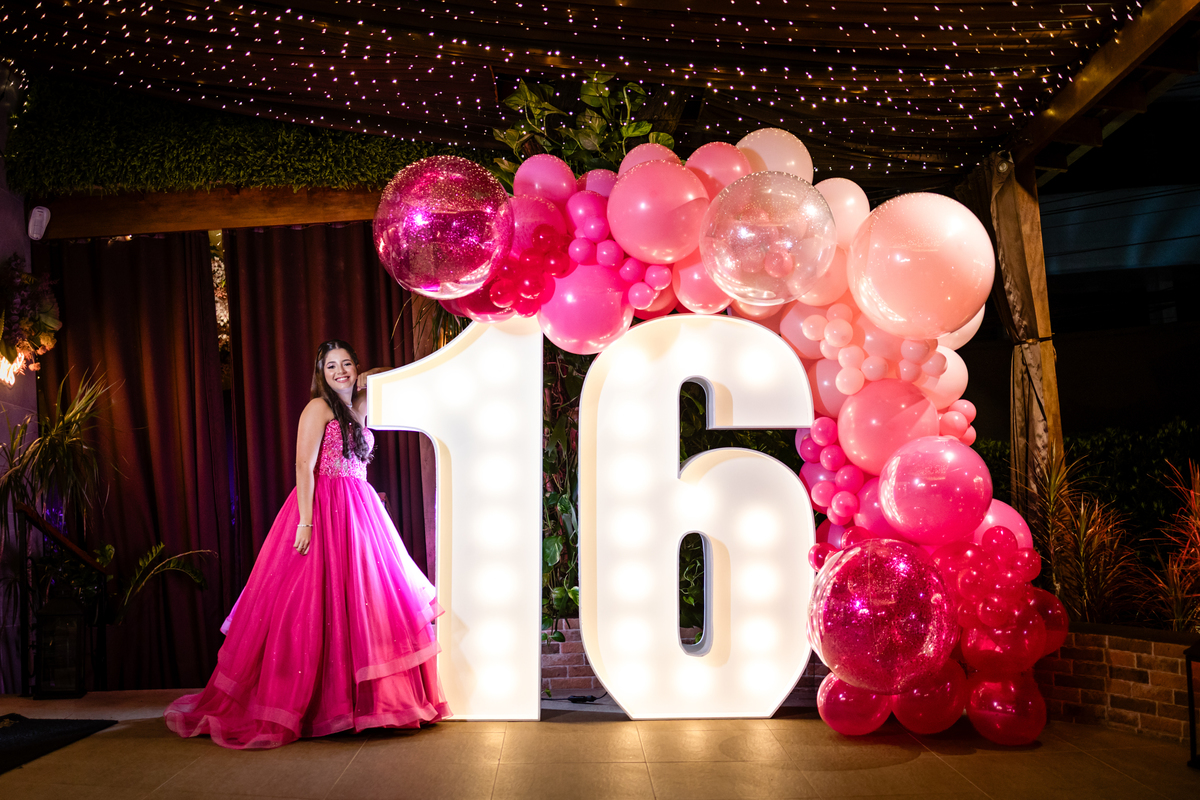 16anos, debutante, festade16anos, aniversário, decoracaode16anos, festaglam, decoracaomoderna, neonparty, festasofisticada, fotografiadeeventos, eventos16anos, decoracaodebutante, partydecor, cenário, brilho, requinte, estilo, decoração, vestido, balada