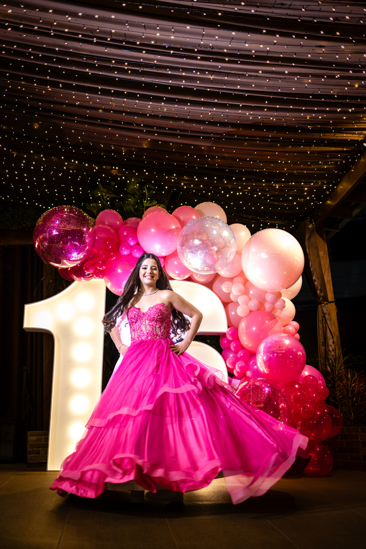 16anos, debutante, festade16anos, aniversário, decoracaode16anos, festaglam, decoracaomoderna, neonparty, festasofisticada, fotografiadeeventos, eventos16anos, decoracaodebutante, partydecor, cenário, brilho, requinte, estilo, decoração, vestido, balada