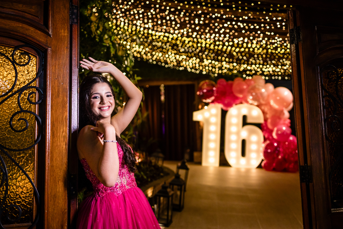 16anos, debutante, festade16anos, aniversário, decoracaode16anos, festaglam, decoracaomoderna, neonparty, festasofisticada, fotografiadeeventos, eventos16anos, decoracaodebutante, partydecor, cenário, brilho, requinte, estilo, decoração, vestido, balada