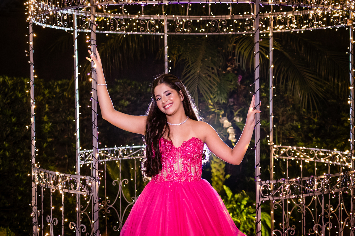 16anos, debutante, festade16anos, aniversário, decoracaode16anos, festaglam, decoracaomoderna, neonparty, festasofisticada, fotografiadeeventos, eventos16anos, decoracaodebutante, partydecor, cenário, brilho, requinte, estilo, decoração, vestido, balada
