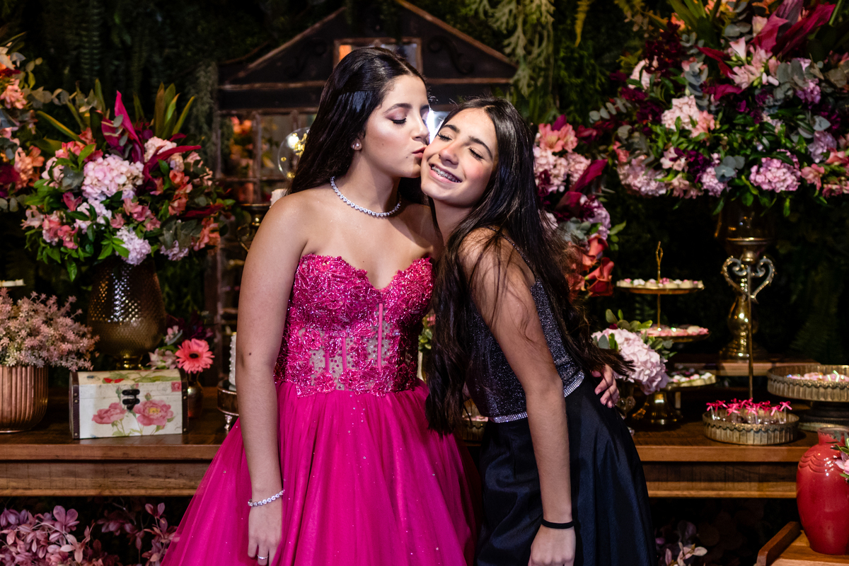 16anos, debutante, festade16anos, aniversário, decoracaode16anos, festaglam, decoracaomoderna, neonparty, festasofisticada, fotografiadeeventos, eventos16anos, decoracaodebutante, partydecor, cenário, brilho, requinte, estilo, decoração, vestido, balada