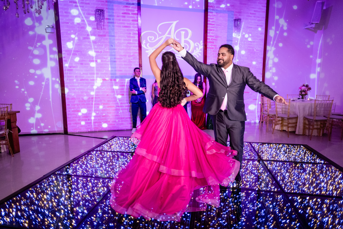 16anos, debutante, festade16anos, aniversário, decoracaode16anos, festaglam, decoracaomoderna, neonparty, festasofisticada, fotografiadeeventos, eventos16anos, decoracaodebutante, partydecor, cenário, brilho, requinte, estilo, decoração, vestido, balada
