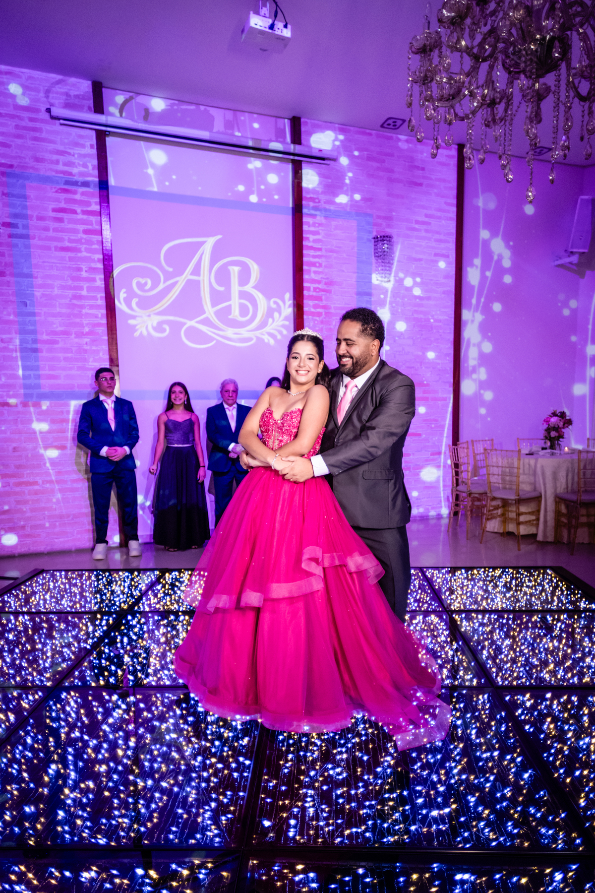 16anos, debutante, festade16anos, aniversário, decoracaode16anos, festaglam, decoracaomoderna, neonparty, festasofisticada, fotografiadeeventos, eventos16anos, decoracaodebutante, partydecor, cenário, brilho, requinte, estilo, decoração, vestido, balada
