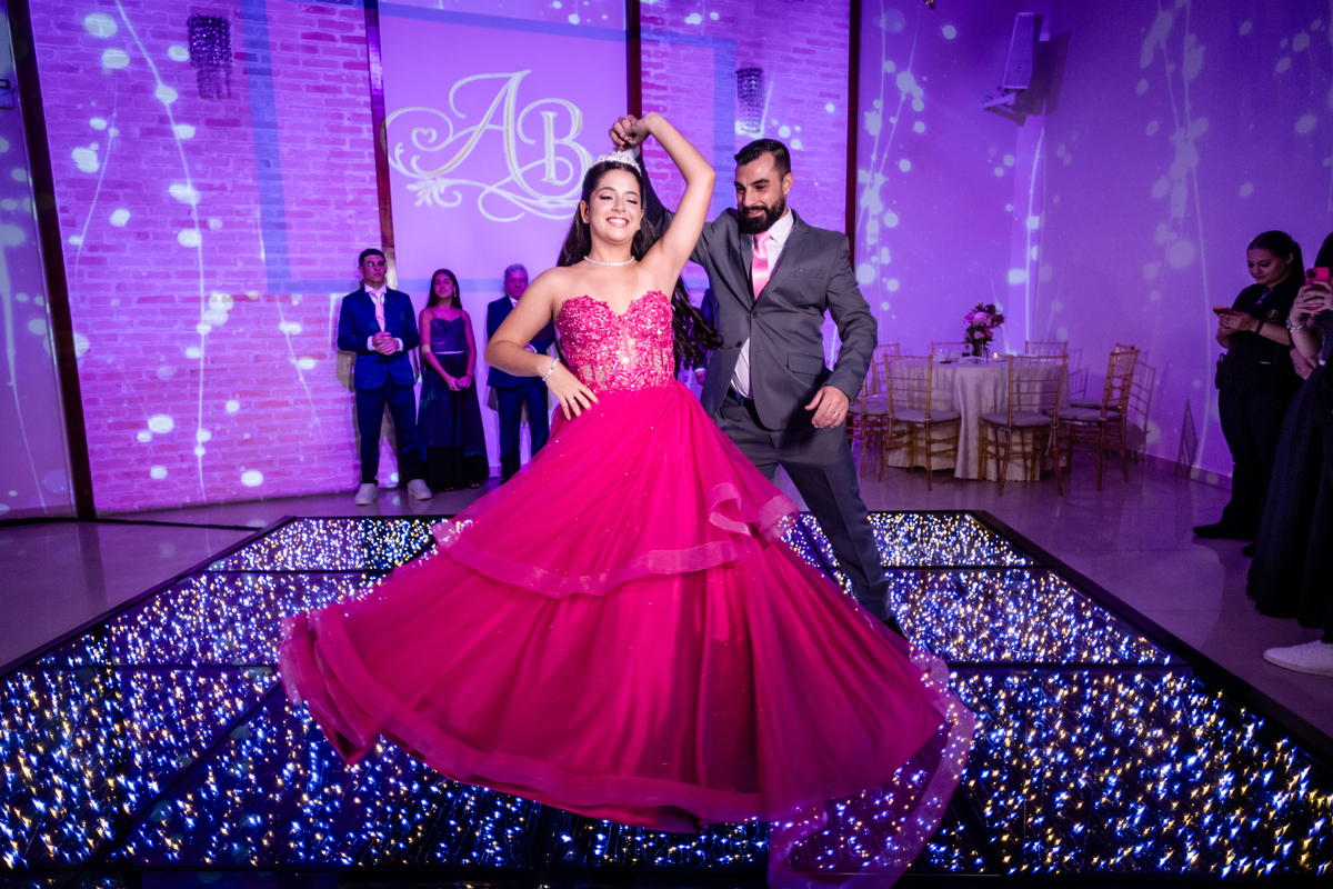 16anos, debutante, festade16anos, aniversário, decoracaode16anos, festaglam, decoracaomoderna, neonparty, festasofisticada, fotografiadeeventos, eventos16anos, decoracaodebutante, partydecor, cenário, brilho, requinte, estilo, decoração, vestido, balada