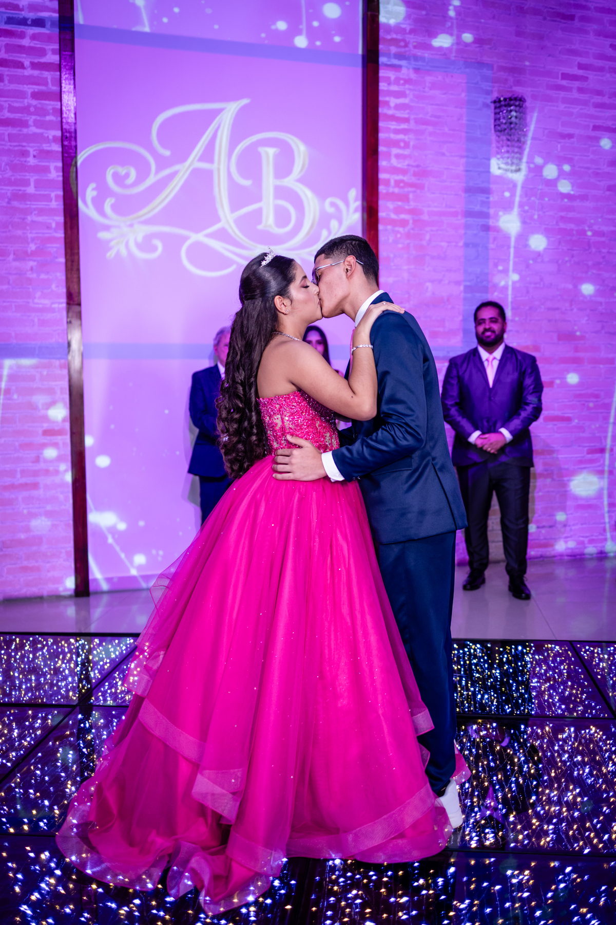 16anos, debutante, festade16anos, aniversário, decoracaode16anos, festaglam, decoracaomoderna, neonparty, festasofisticada, fotografiadeeventos, eventos16anos, decoracaodebutante, partydecor, cenário, brilho, requinte, estilo, decoração, vestido, balada