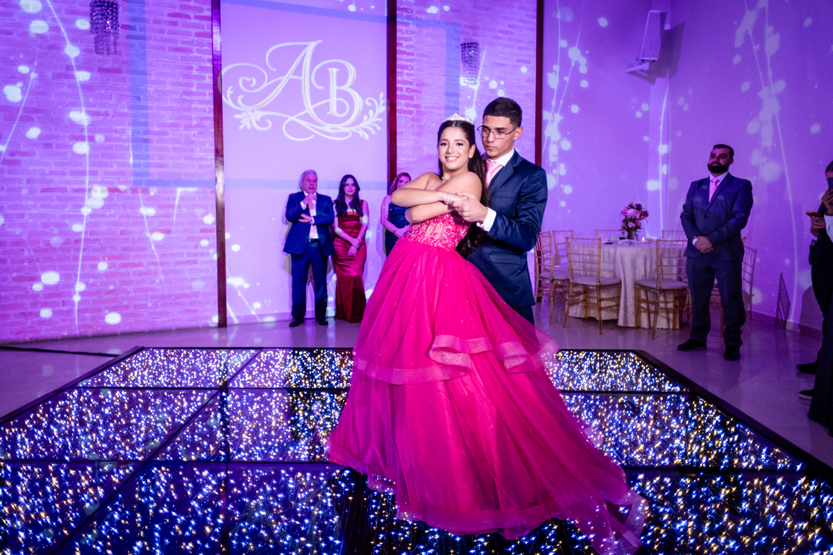 16anos, debutante, festade16anos, aniversário, decoracaode16anos, festaglam, decoracaomoderna, neonparty, festasofisticada, fotografiadeeventos, eventos16anos, decoracaodebutante, partydecor, cenário, brilho, requinte, estilo, decoração, vestido, balada