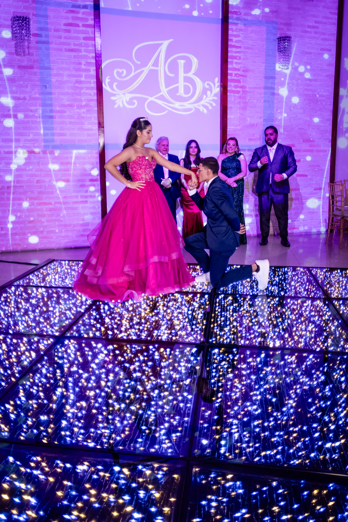 16anos, debutante, festade16anos, aniversário, decoracaode16anos, festaglam, decoracaomoderna, neonparty, festasofisticada, fotografiadeeventos, eventos16anos, decoracaodebutante, partydecor, cenário, brilho, requinte, estilo, decoração, vestido, balada