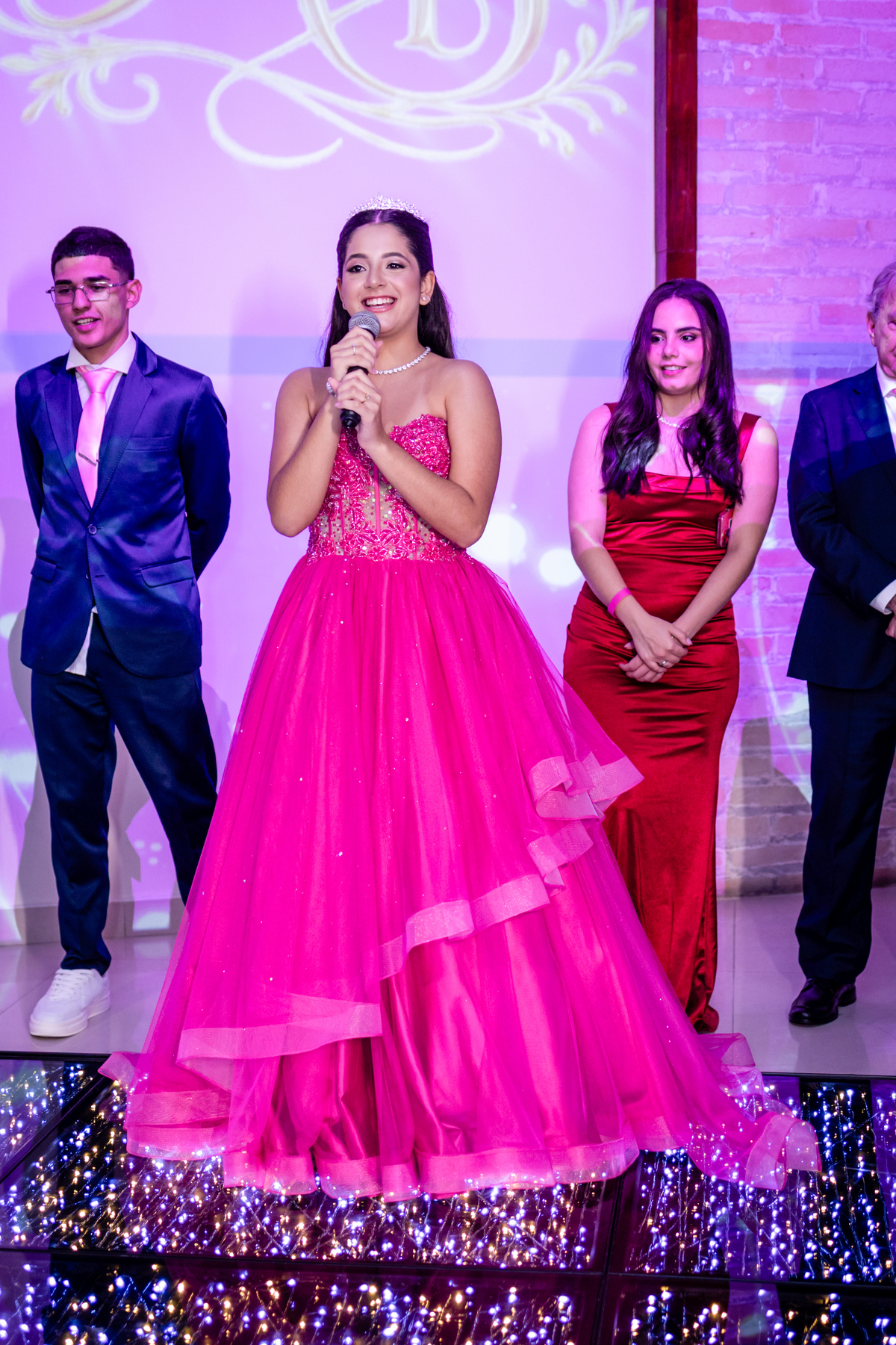 16anos, debutante, festade16anos, aniversário, decoracaode16anos, festaglam, decoracaomoderna, neonparty, festasofisticada, fotografiadeeventos, eventos16anos, decoracaodebutante, partydecor, cenário, brilho, requinte, estilo, decoração, vestido, balada