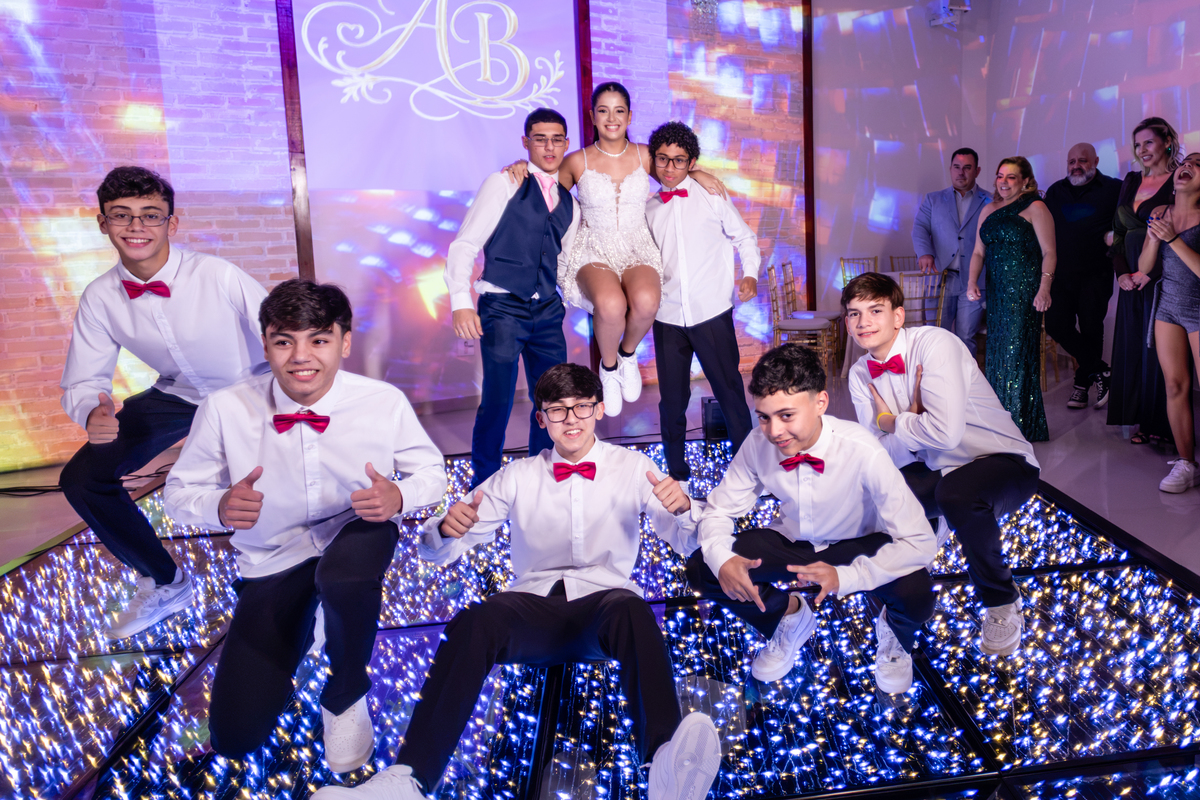 16anos, debutante, festade16anos, aniversário, decoracaode16anos, festaglam, decoracaomoderna, neonparty, festasofisticada, fotografiadeeventos, eventos16anos, decoracaodebutante, partydecor, cenário, brilho, requinte, estilo, decoração, vestido, balada